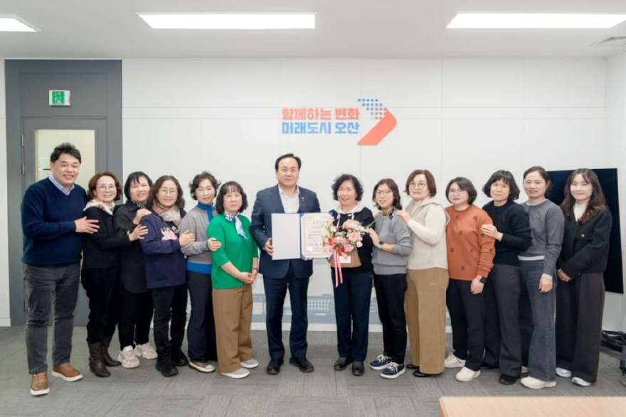 2.오산시, 국무총리 표창 수상 ‘이스트 봉사단’ 상장 전달 및 격려.jpg