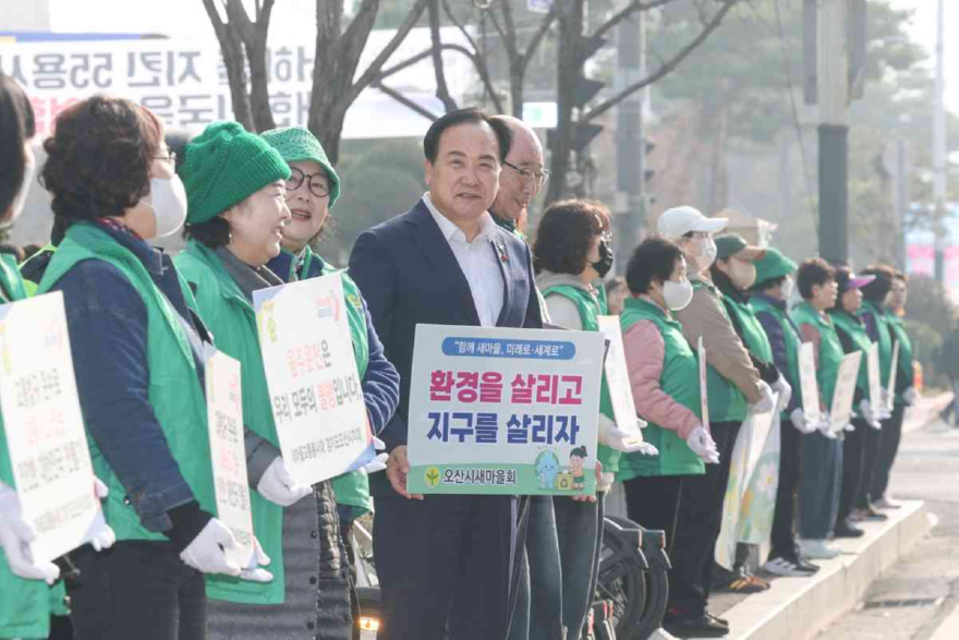 6.오산시새마을교통봉사대·새마을지도자 오산시 부녀회, 등굣길 교통안전 캠페인 실시.JPG