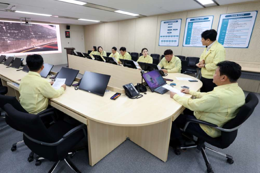 260709_오산시의회__호우경보_발효에_오산천_일대_긴급_현장점검(사진1).JPG