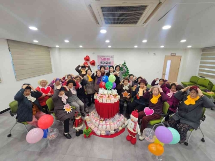 오산시 중앙동, ‘뇌튼튼 뜨개교실’ 어르신들 손뜨개 목도리 120여 개 기탁