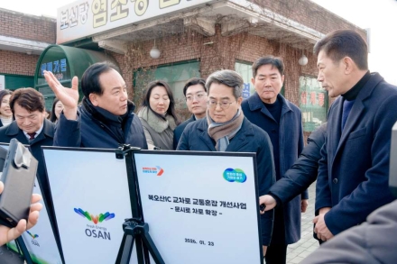 오산시장, 경기도지사 만나       북오산IC 진입차로 확장·초평동 물놀이장 사업비 건의