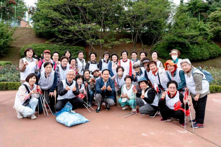 오산감돌대학 어르신들, 장미정원서 플로깅 활동 펼치며 축제 동참