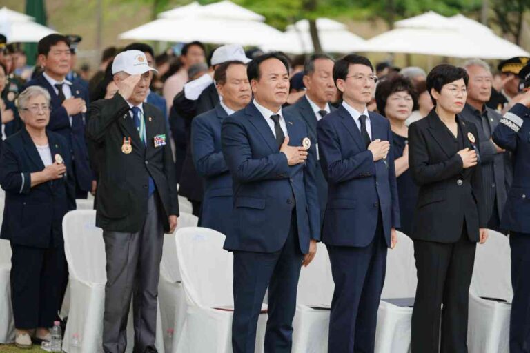 한미동맹의 출발점서 평화의 가치 되새기다 - 오산시, 유엔군 스미스부대 추도식 엄수